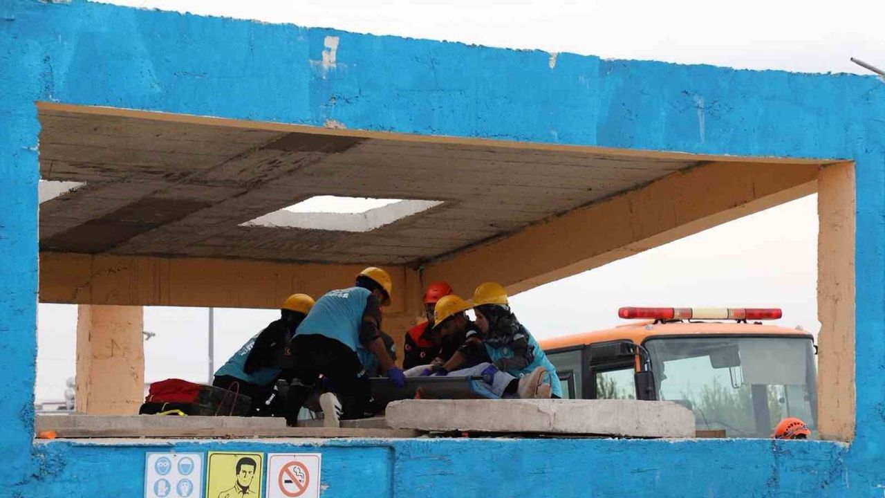 Adıyaman'da UMKE ekipleri deprem senaryosunda koordinasyon sınavı verdi