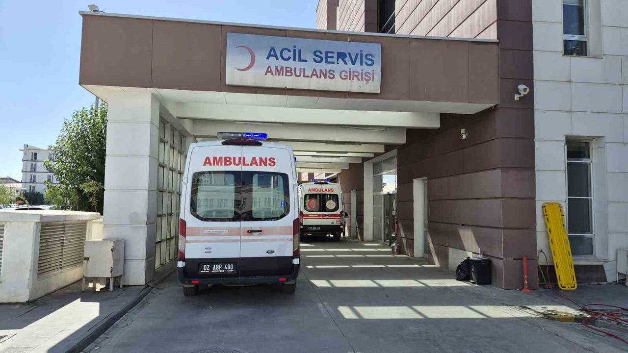 Adıyaman'da yolun karşısına geçmeye çalışan çocuk otomobilin çarpmasıyla yaralandı