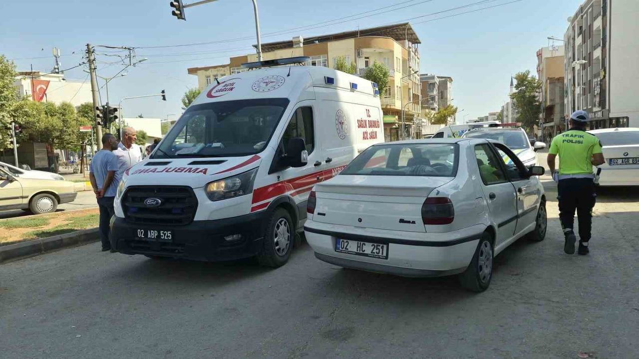 Adıyaman'da Zey Caddesi üzerinde otomobilin çarptığı 10 yaşındaki çocuk hastaneye kaldırıldı