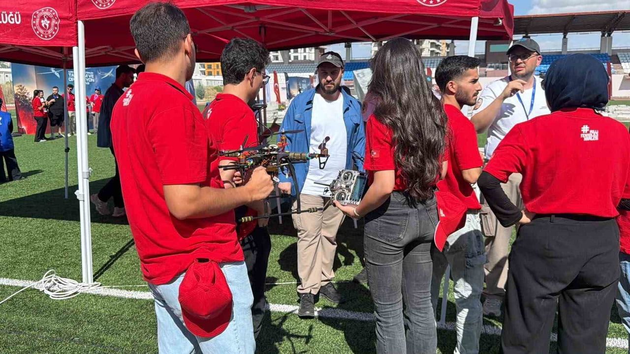 Adıyaman sahasında gençler otonom İHA ve İKA ile afet görevlerini deniyor