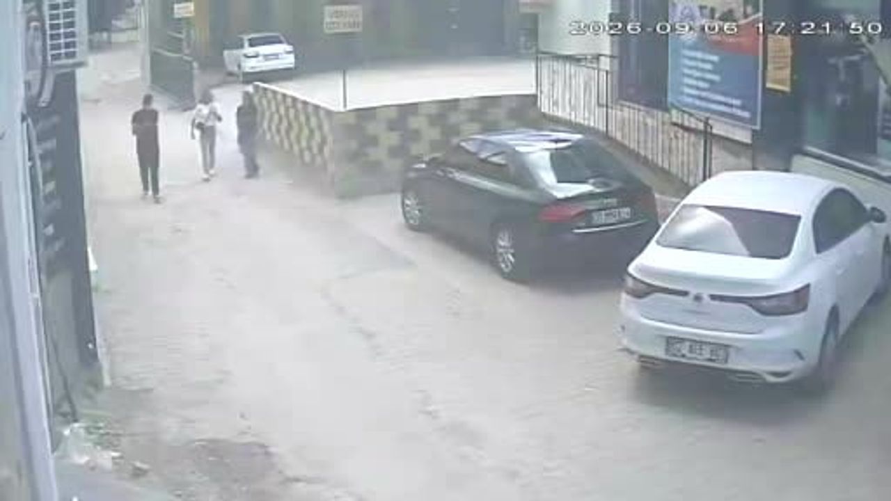 Adıyaman sokaklarında müdahale eden genç bıçaklandı, anlar kamerada