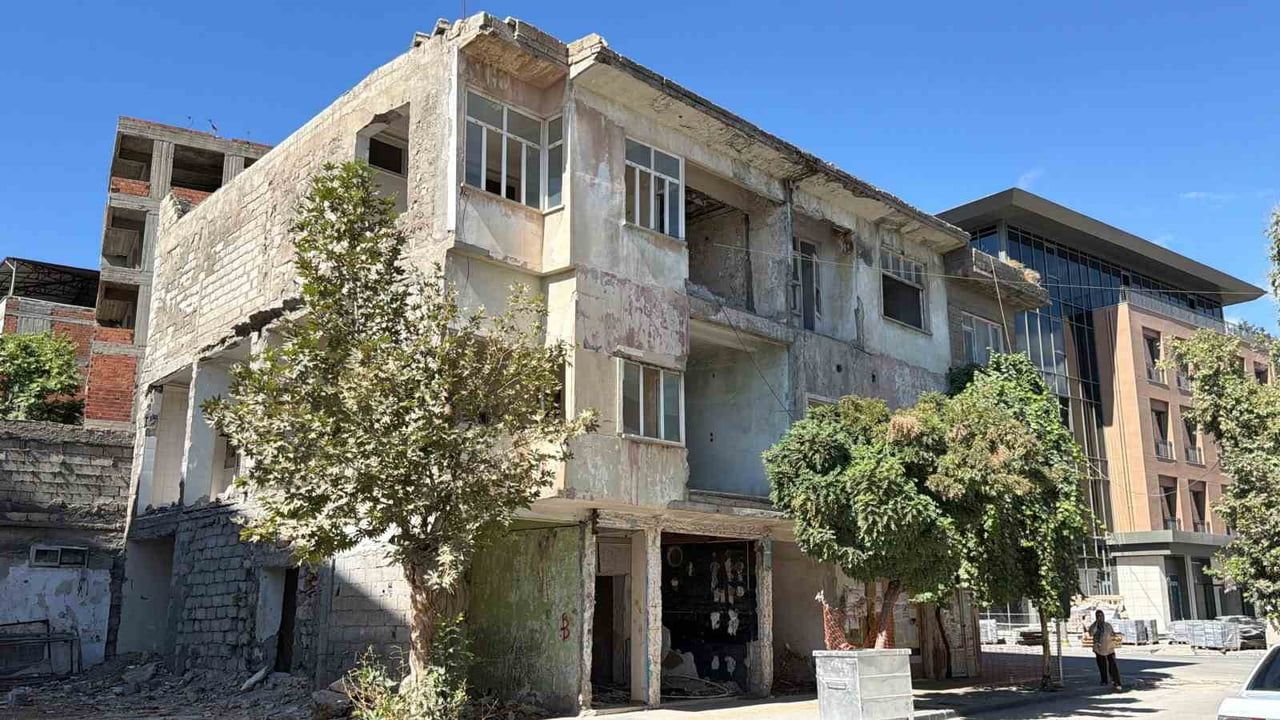 Adıyaman sokaklarında yıkımı bekleyen binalar tedirginlik yaratıyor
