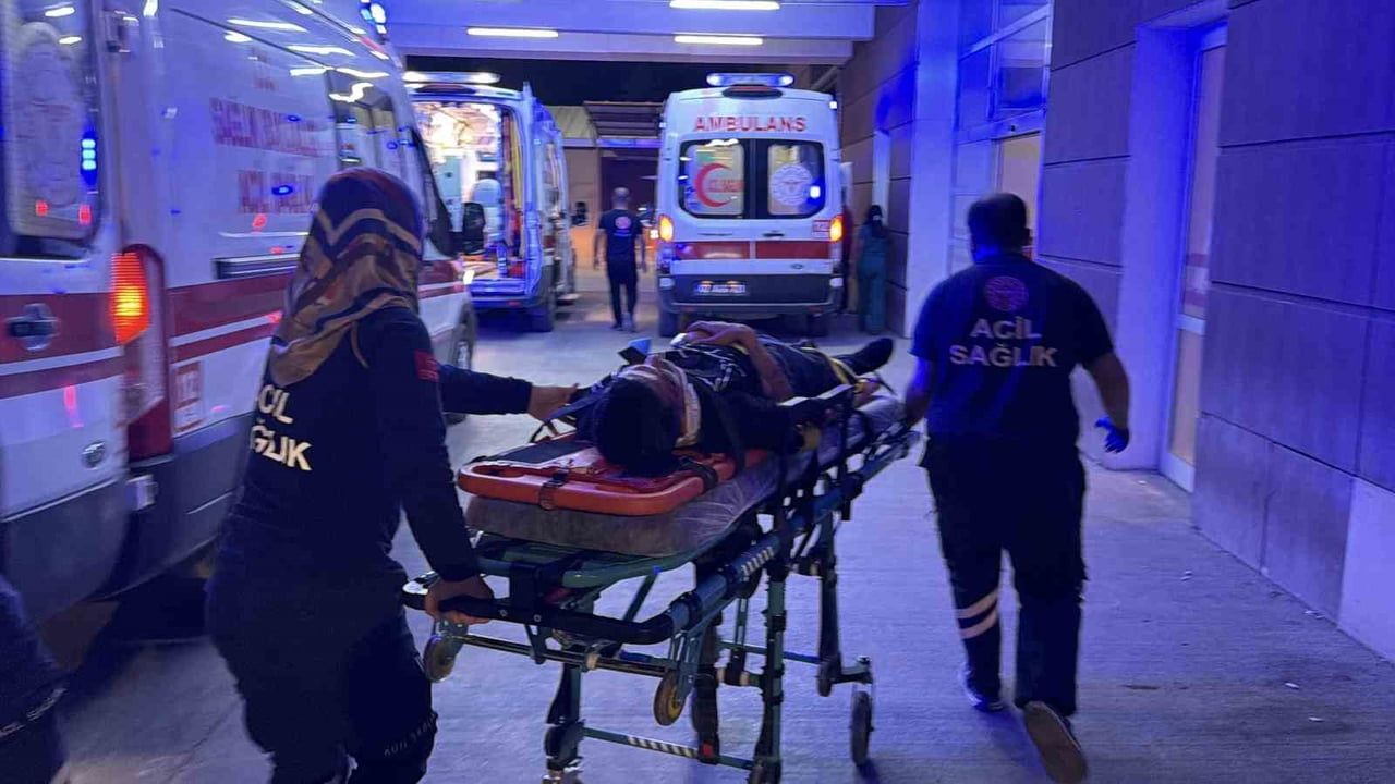 Adıyaman valilik kavşağında trafik kazası: motosiklet yolcuları yaralandı