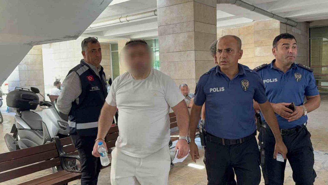 Adliye koridorunda bunalım: güvenlik amiri intihar girişimini engelledi