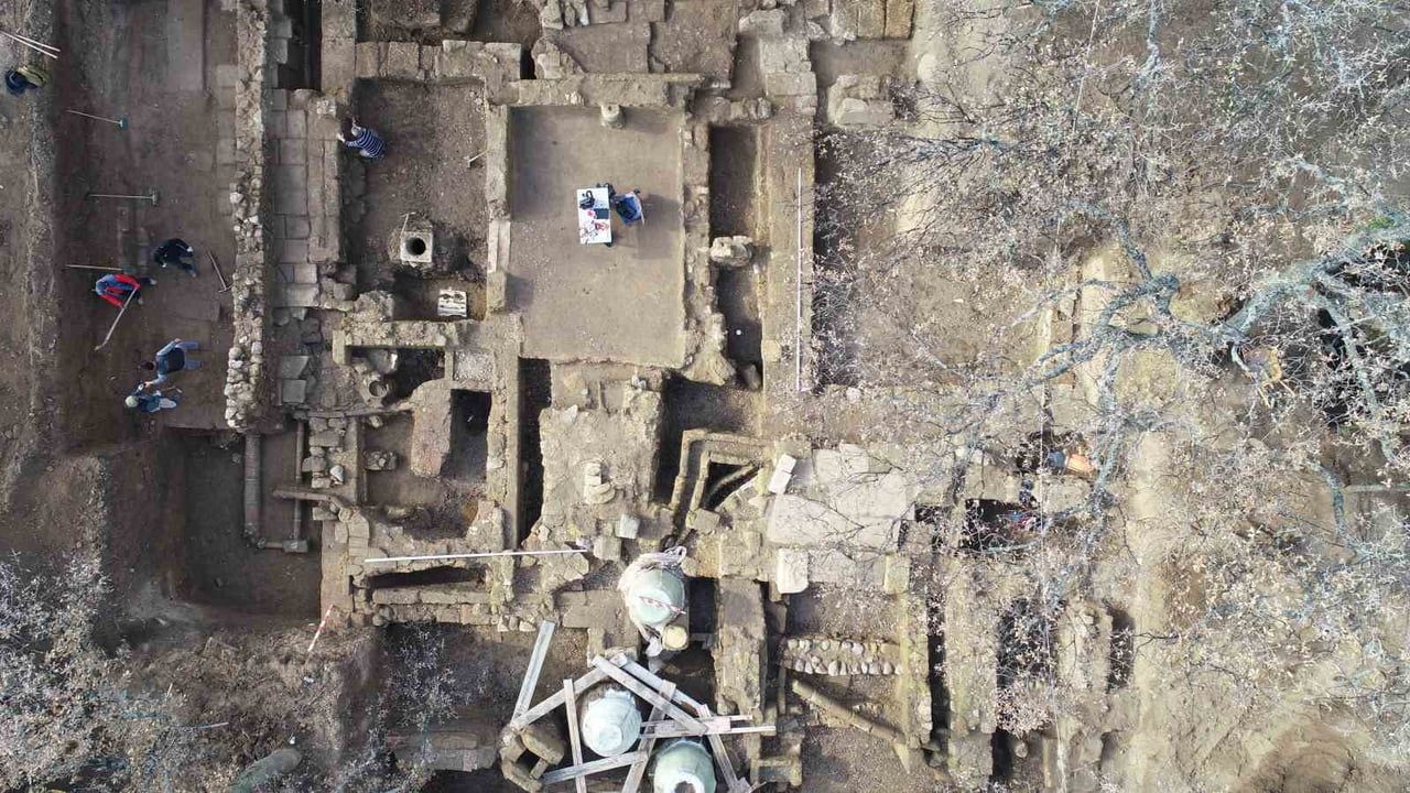 Adramytteion’da Roma villasının mozaikleri Doğu Akdeniz bağlantılarını işaret ediyor