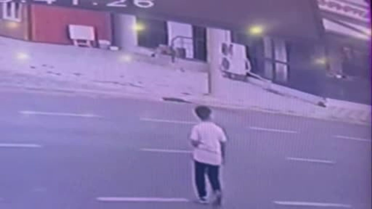 Afyonkarahisar'da aniden yola fırlayan çocuk kazadan saniyelerle kurtuldu