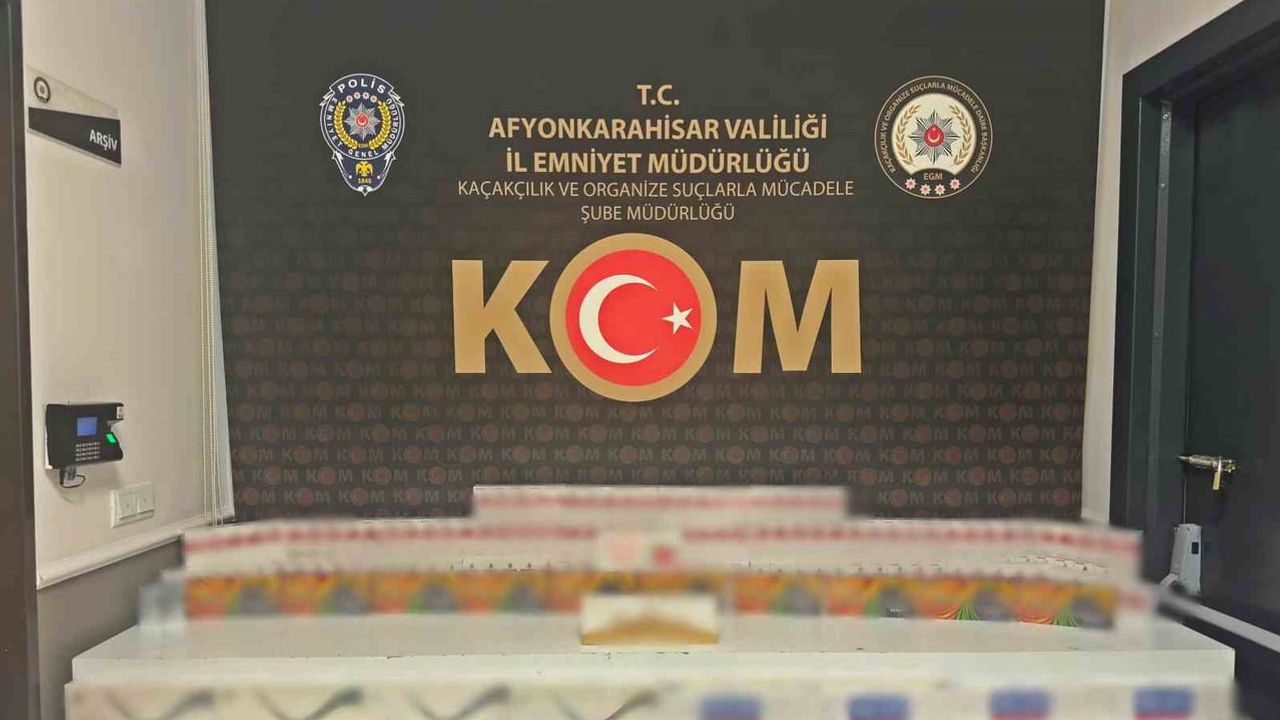 Afyonkarahisar'da durdurulan otomobilde 700 paket gümrük kaçağı sigara bulundu