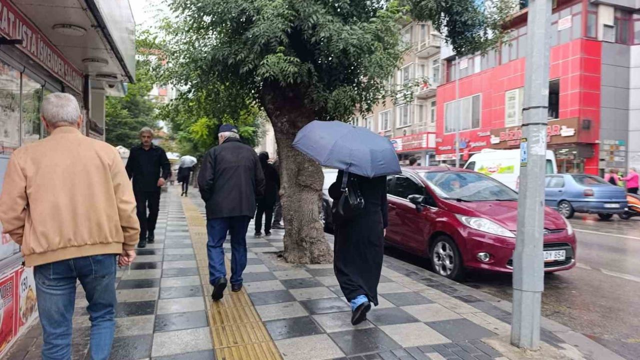 Afyonkarahisar’da erken yağmur vatandaşları tedbire yöneltti