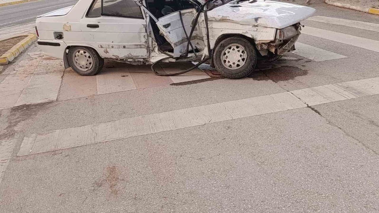 Afyonkarahisar'da iki araç çarpıştı; üç kişi hastaneye kaldırıldı