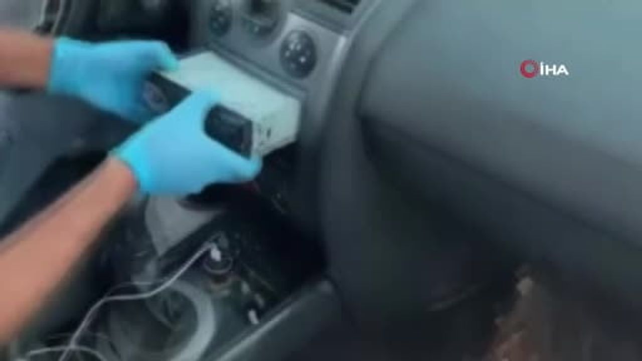 Afyonkarahisar'da kent girişinde durdurulan araçta iki ruhsatsız tabanca bulundu