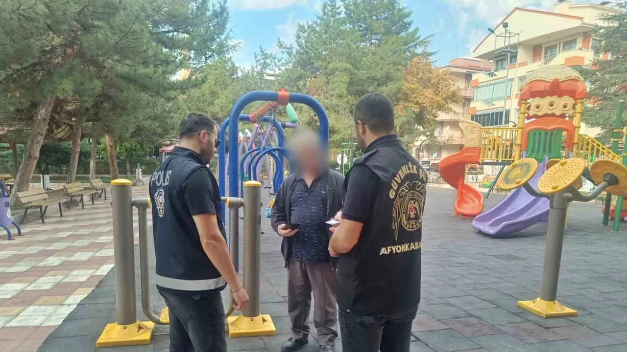 Afyonkarahisar'da okulların çevresinde güven sağlamak için kapsamlı polis denetimi