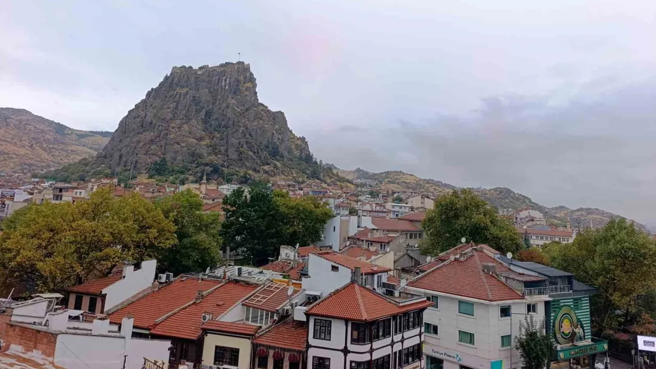 Afyonkarahisar’da serin hafta: yağmur sıcaklıkları 10 dereceye çekti