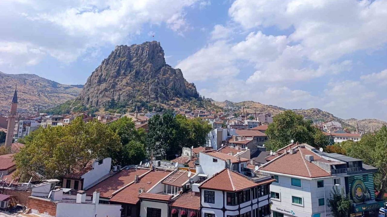Afyonkarahisar serin ve yağışlı haftaya hazırlanıyor