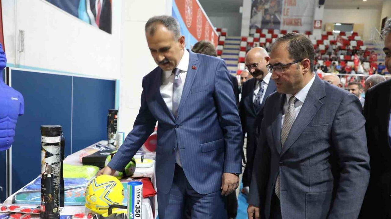 Ağrı'da gençlerin sporla buluşması için 171 okula 15 milyonluk yatırım