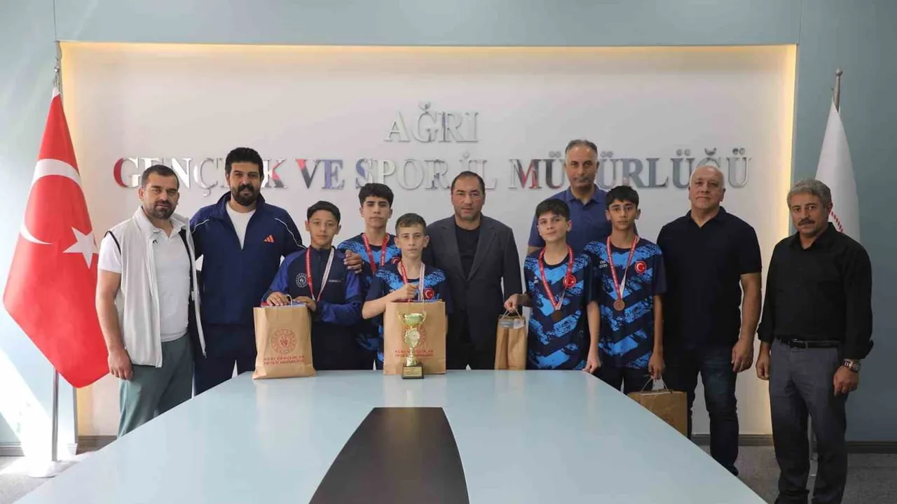 Ağrılı gençler Mersin'de kürsüde: badminton takımından Türkiye üçüncülüğü
