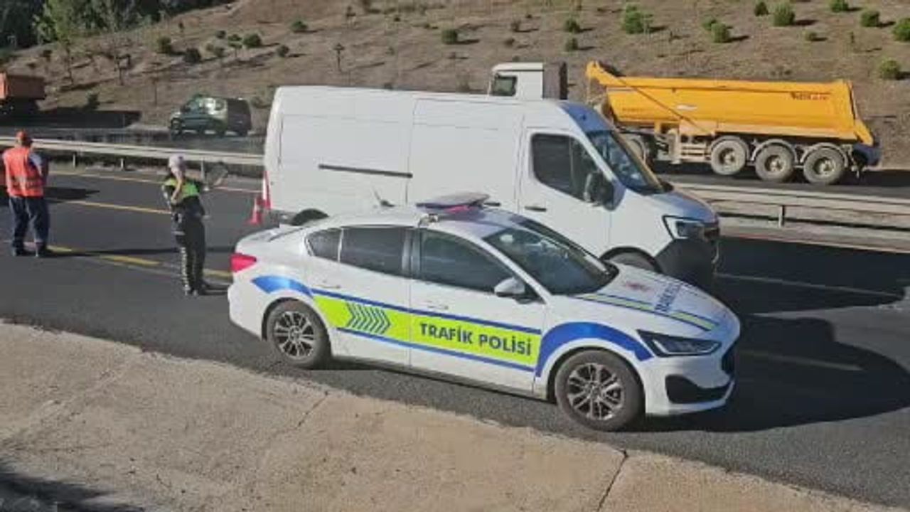 Ahırdan kaçan büyükbaş hayvan çevre yolunda dört aracın karıştığı kazaya neden oldu