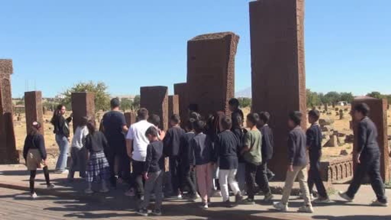 Ahlat'ta çocuklar TRT sinema tırıyla beyaz perde heyecanı yaşadı