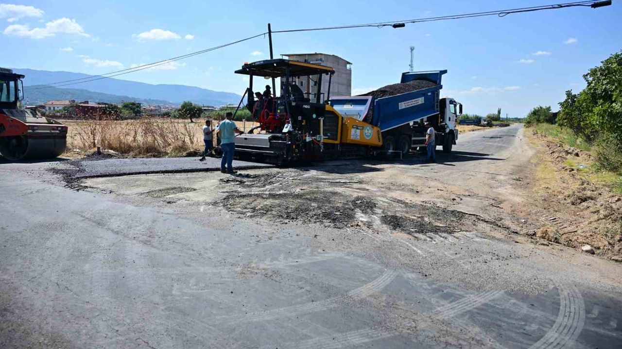 Ahmetli’de konforlu ulaşım için 2 kilometrelik sıcak asfalt atağı