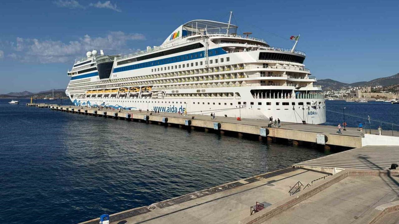 AIDAblu kruvaziyeri 2 bin 243 yolcusuyla Bodrum'a yanaştı