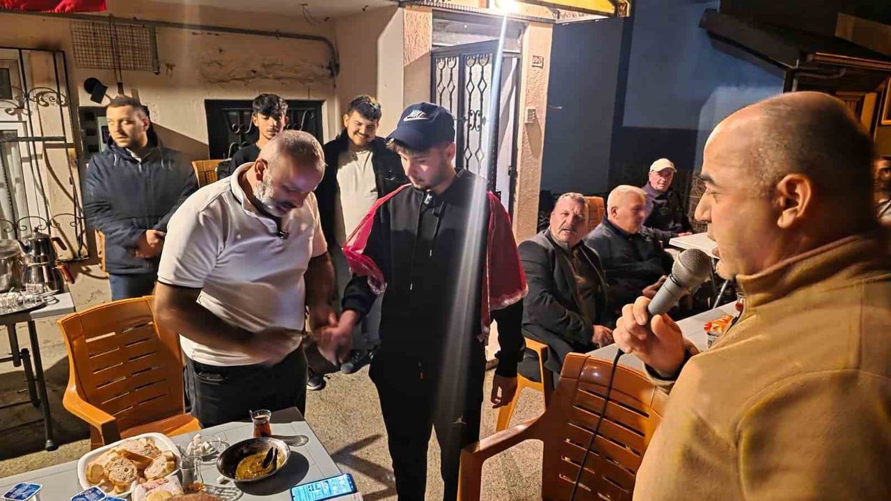 Aile geleneği olarak asker kınası ev önünde yaşatıldı
