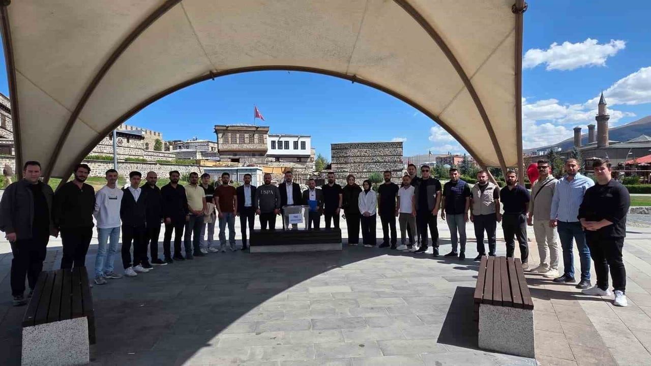 AK Parti Erzurum gençlik kolları 12 Eylül'ü '1980 numaralı sandık'la andı