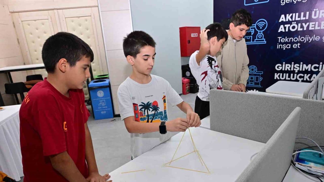 Akademi Manisa'da gençler robotik ve mühendislikle deneyim kazandı