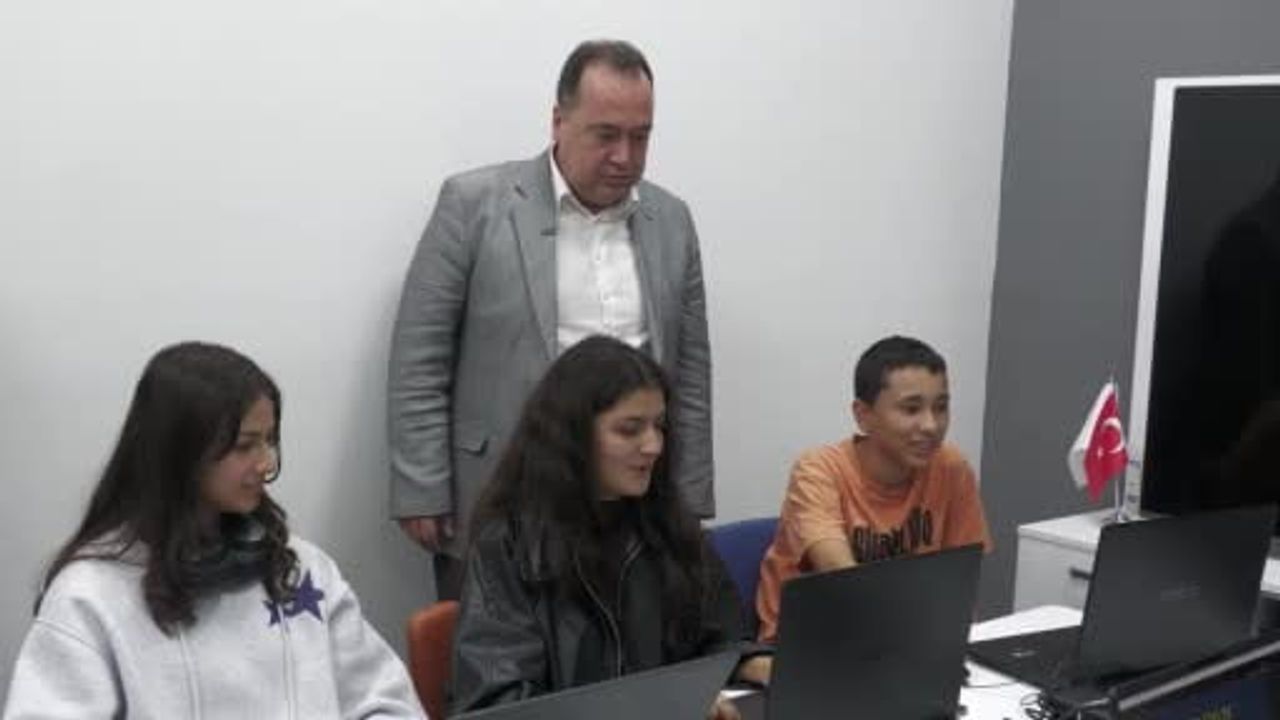 Akademi Manisa'da kodla tanışan çocuklar oyunlarını sergiledi