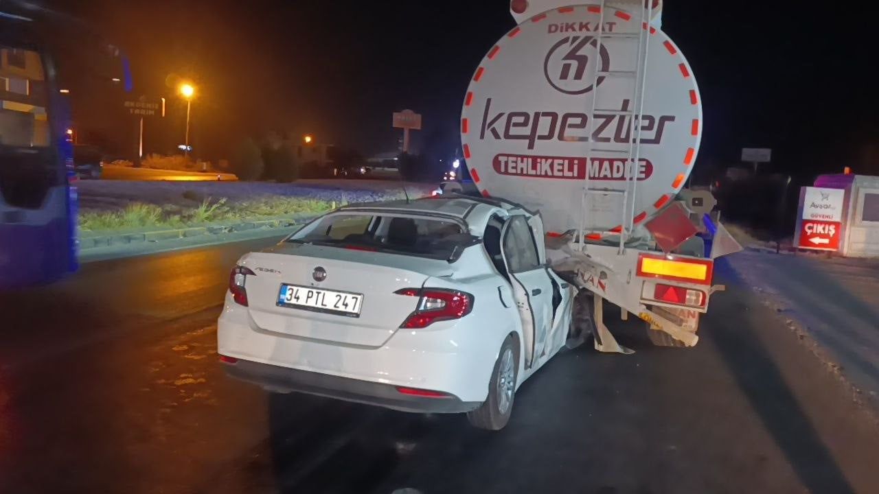 Akaryakıt tankerine çarpıp 100 metre sürüklenen otomobilin sürücüsü hayatını kaybetti