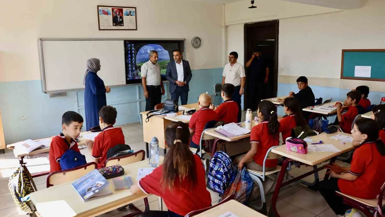 Akçadağ'da 300 öğrenciye uzanan destek eli: çanta ve kırtasiye dağıtımı
