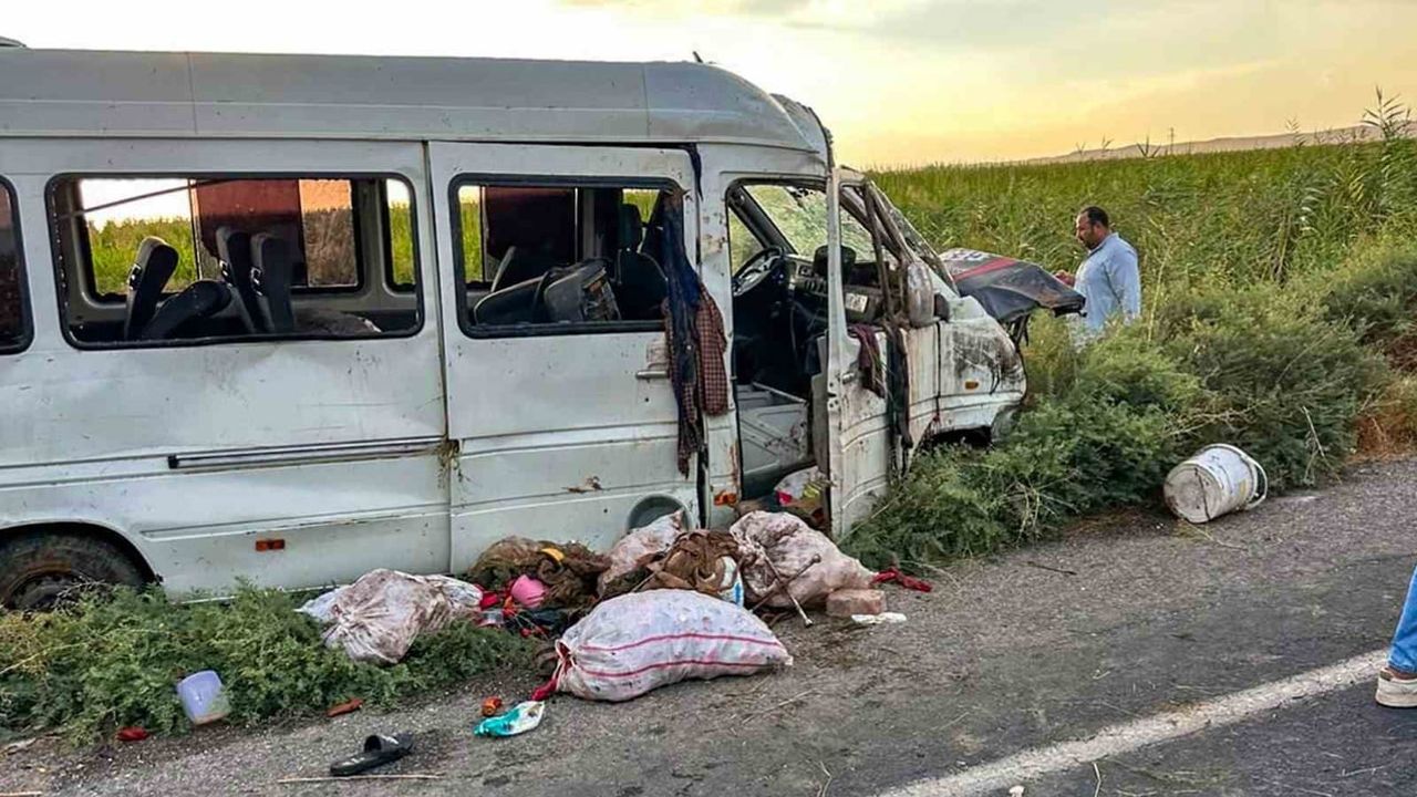 Akçakale'de tahliye kanalına devrilen minibüste 15 yaralı