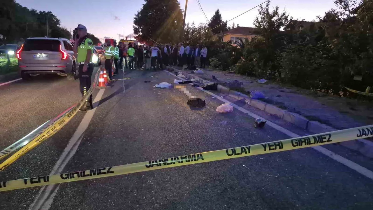 Akçakoca Akkaya'da tır ile patpat çarpışmasında dört kişi yaşamını yitirdi