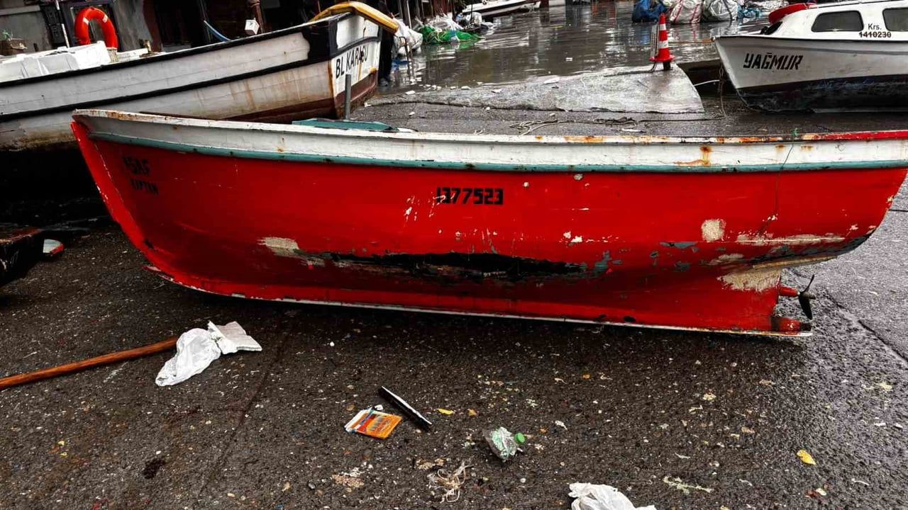 Akçakoca'da dev dalgalar barınağın eksikliğini ortaya çıkardı: 4 tekne battı