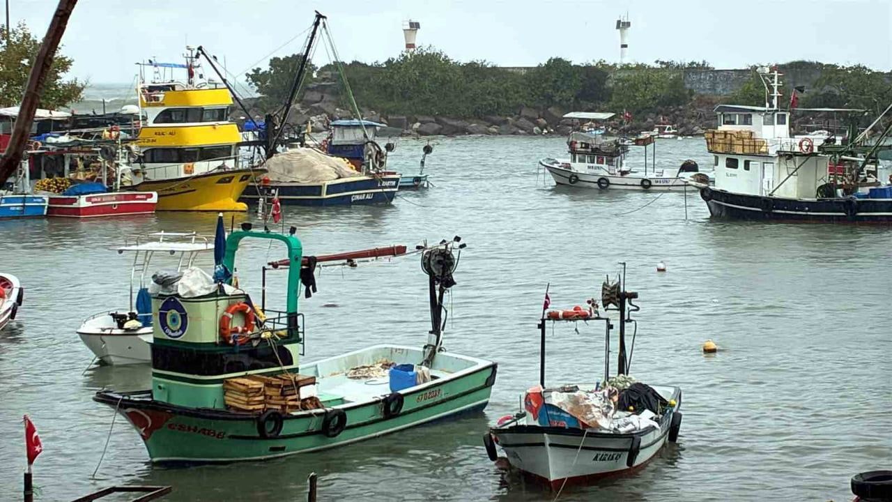 Akçakoca'da fırtına dalgakıranları ve sahili dövdü