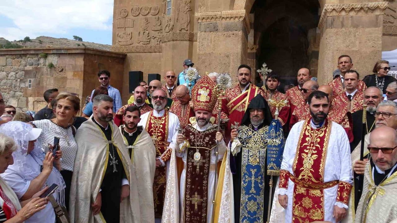 Akdamar'da yıllık ayin barış için dua ile sona erdi