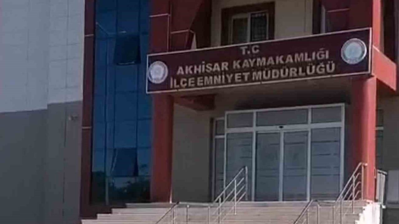 Akhisar'da narkotik baskını: metamfetamin, ecza hap ve esrar ele geçirildi