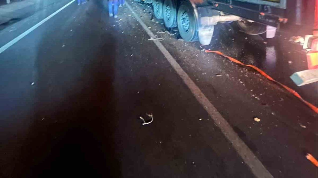 Akören yakınlarında iki tırın çarpışması: sürücü yaşamını yitirdi