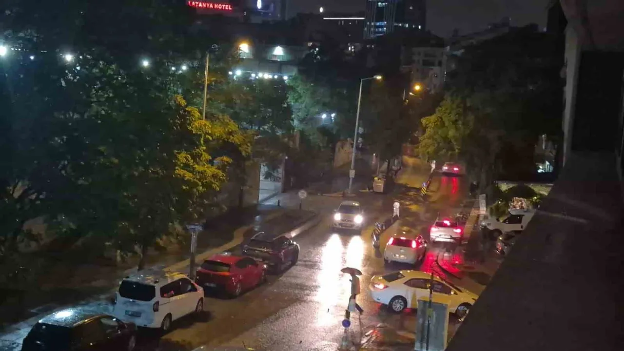 Akşam bastıran sağanak Ankara sokaklarını suyla kapladı
