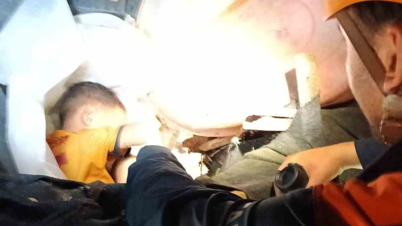 Akşam kaybolan 6 yaşındaki Bünyamin evinin bahçesindeki kartonların arasında bulundu