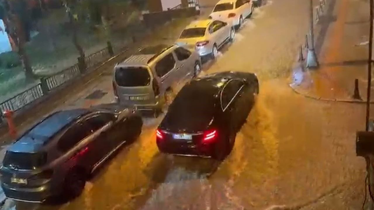 Akşam sağanağı Bayrampaşa ve Eyüpsultan caddelerini göle çevirdi