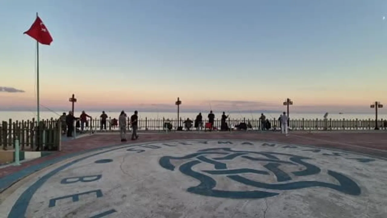 Akşam serinliğinde Rumeli İskelesi'nde oltalar ve sohbet