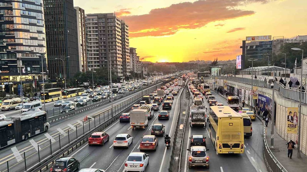 Akşam yağışı İstanbul trafiğini yüzde 69'a yükseltti
