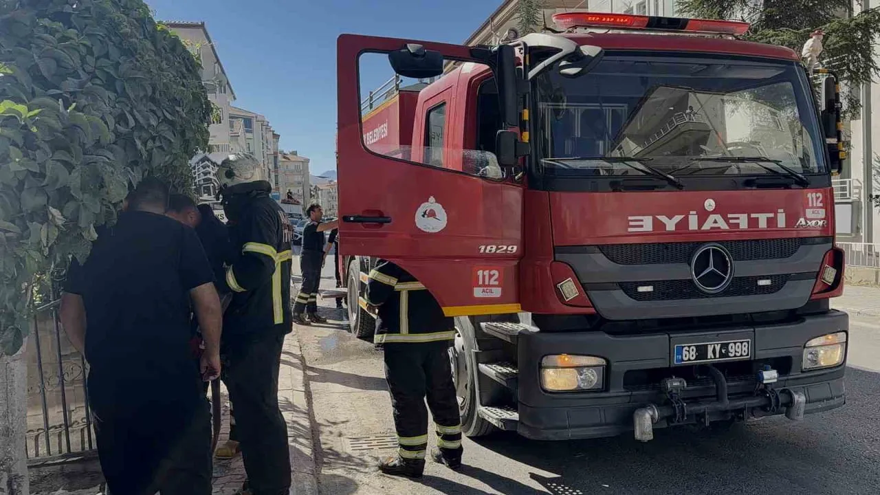 Aksaray'da 2 yaşındaki çocuğun çakmakla oynadığı ev küle döndü