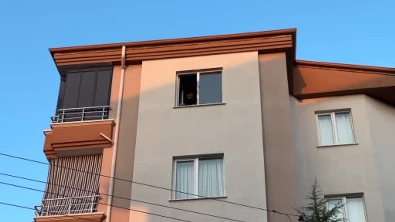 Aksaray'da beşinci kattan düşen 18 yaşındaki genç kızın tedavisi sürüyor