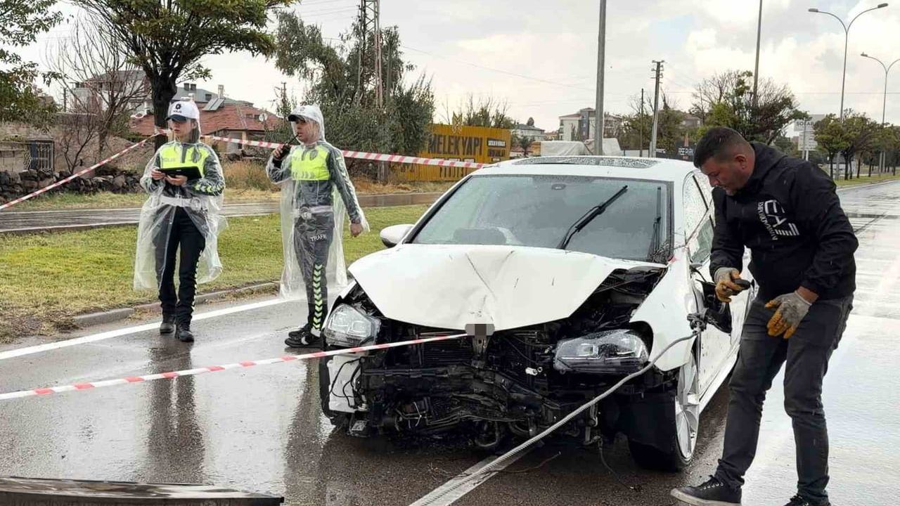 Aksaray’da direğe çarpıp refüjdeki ağacı deviren kazada sürücü yaralandı
