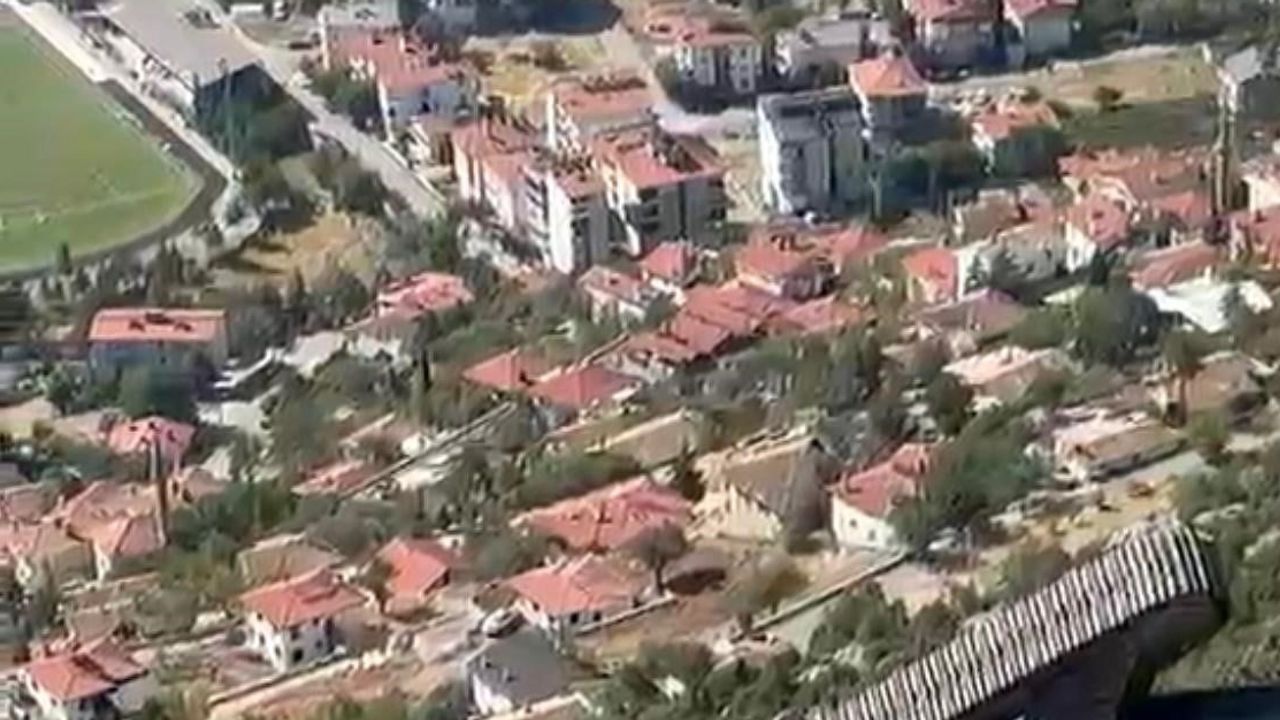 Akseki'de rüzgar türbini için yol açarken iş makinesi uçuruma yuvarlandı