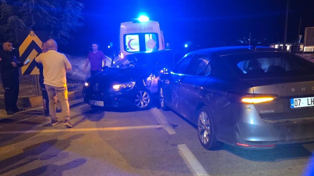 Akseki kavşağında iki otomobil çarpıştı: Norveçli çift ve bir yolcu hafif yaralandı