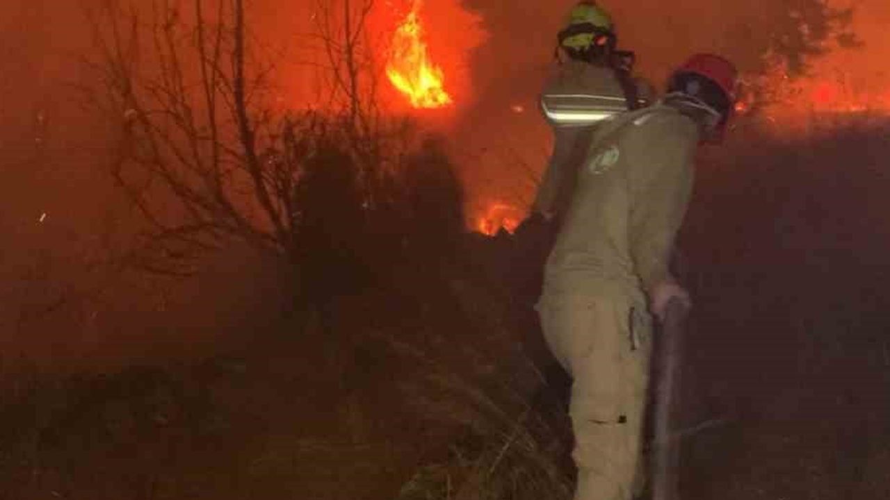 Aksu'da geceye taşınan yangın: kara ekiplerinin cansiperane mücadelesi sürüyor