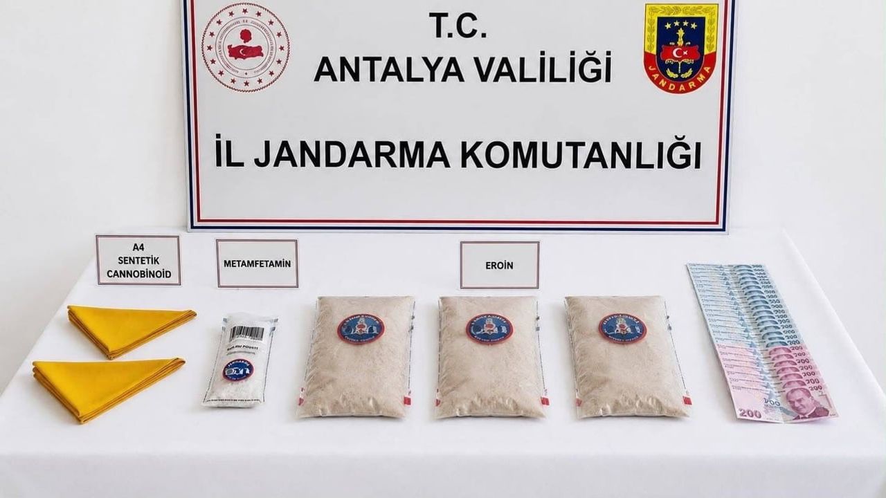 Aksu'da jandarmadan operasyon: 1 kilo 50 gram eroin, 150 gram metamfetamin ve 10 bin kullanımlık sentetik bulundu