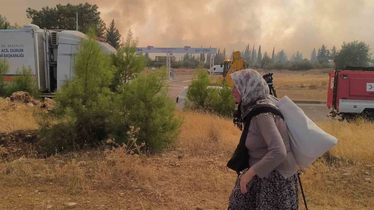 Aksu'da Karagöz Mahallesi'ne yönelen alevler yaşlı çifti gözyaşlarına boğdu