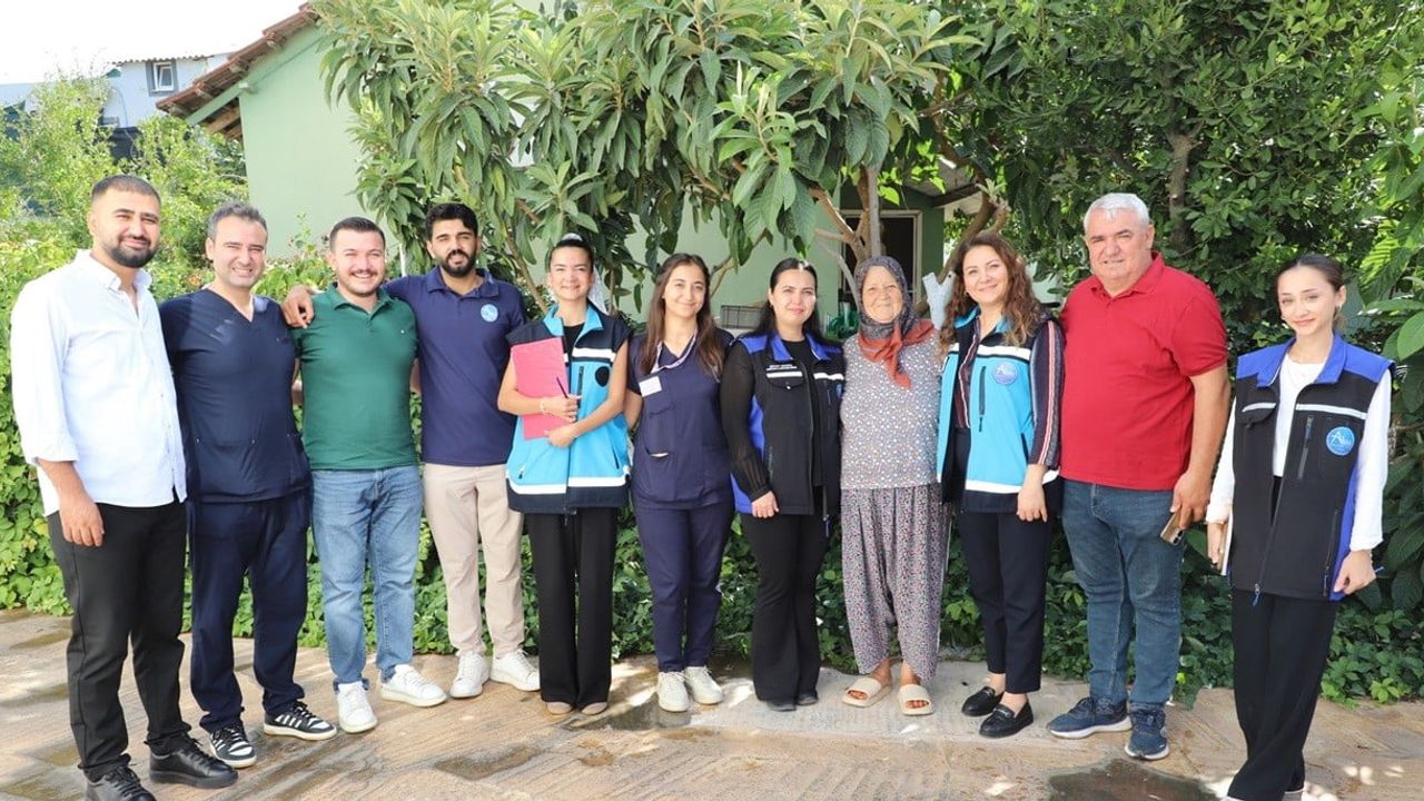 Aksu ekipleri kapı kapı dolaşıp sağlık ve sosyal ihtiyaçları tespit ediyor